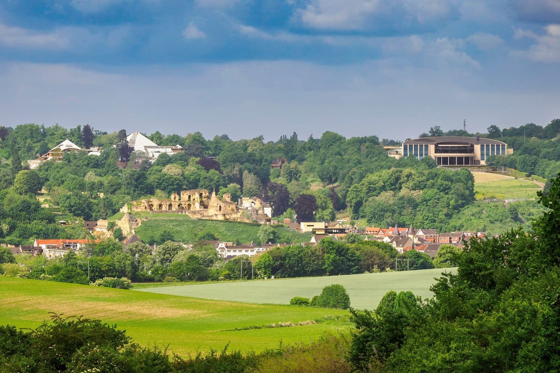 Uitzicht over het Geuldal naar Valkenburg en de groene helling van de Cauberg