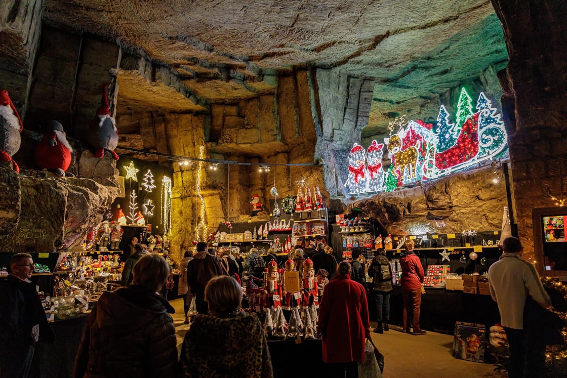 Kerstmarkt in de Gemeentegrot van Valkenburg op 27 november 2022